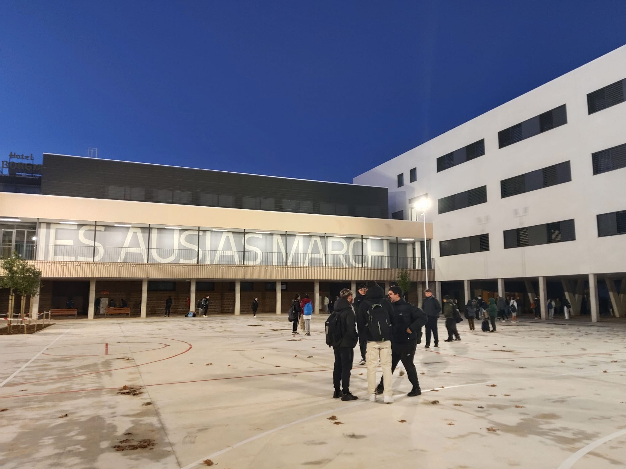 Los alumnos vuelven a las aulas del centro IES Ausiàs March de Gandia ya remodelado.