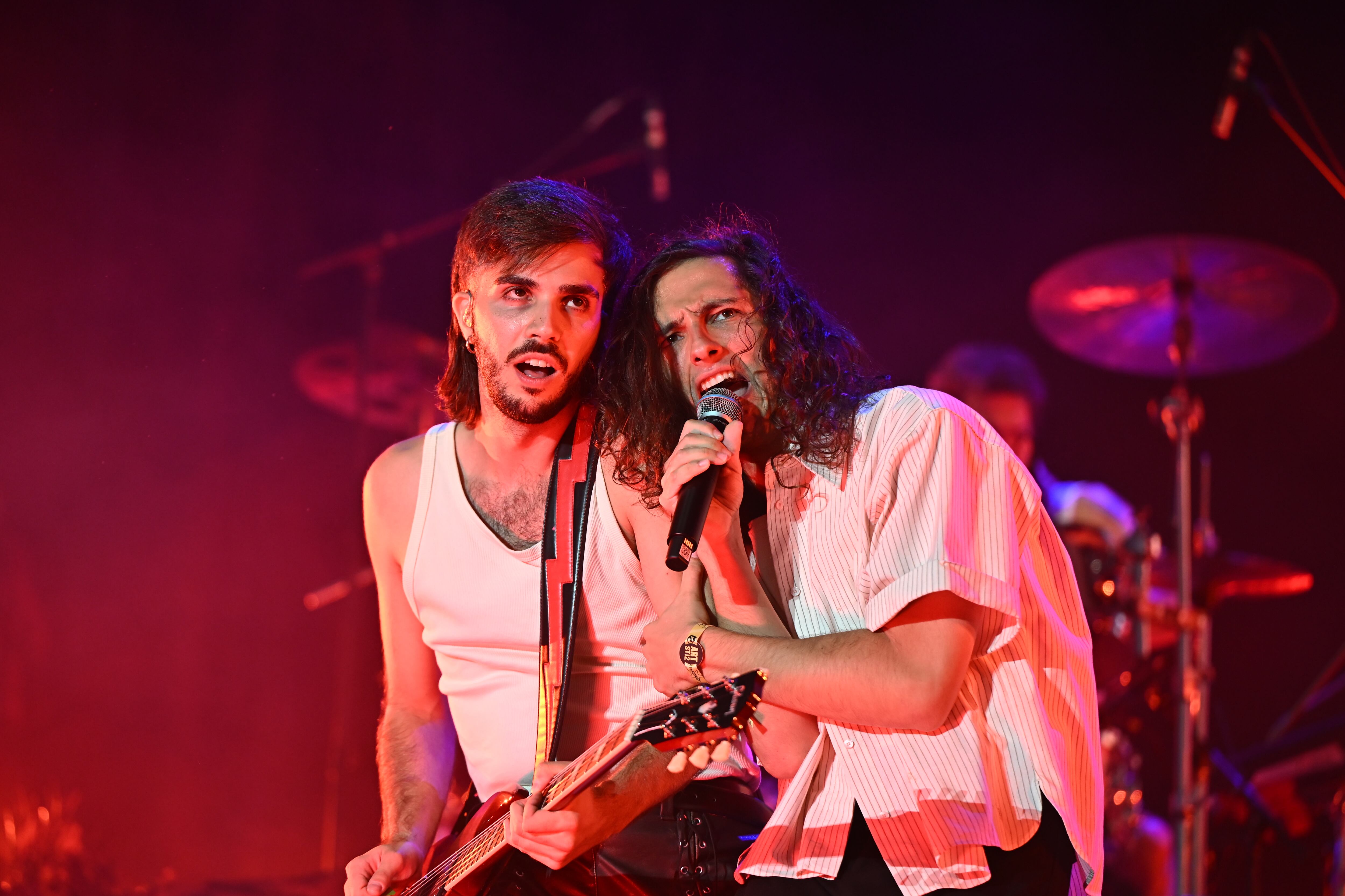 Integrantes del grupo Arde Bogotá durante un concierto del festival MAD COOL, que se celebra en Madrid. EFE/ Fernando Villar