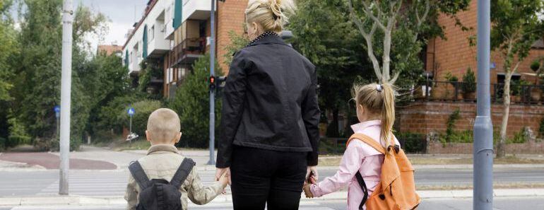 Canguro cuidando a unos niños