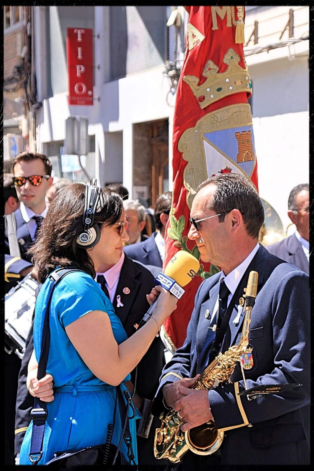 José Ferri, presidente de la Banda Municipal de Villena, respondiendo a las preguntas de Radio Elda SER en el Desfile Extraordinario de los Moros y Cristianos