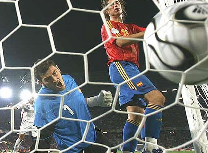 Casillas se lamenta de un gol encajado en el España 1 - Francia 3