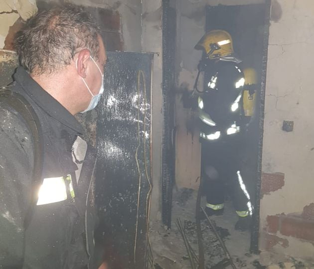 Presencia de los bomberos en la vivienda siniestrada