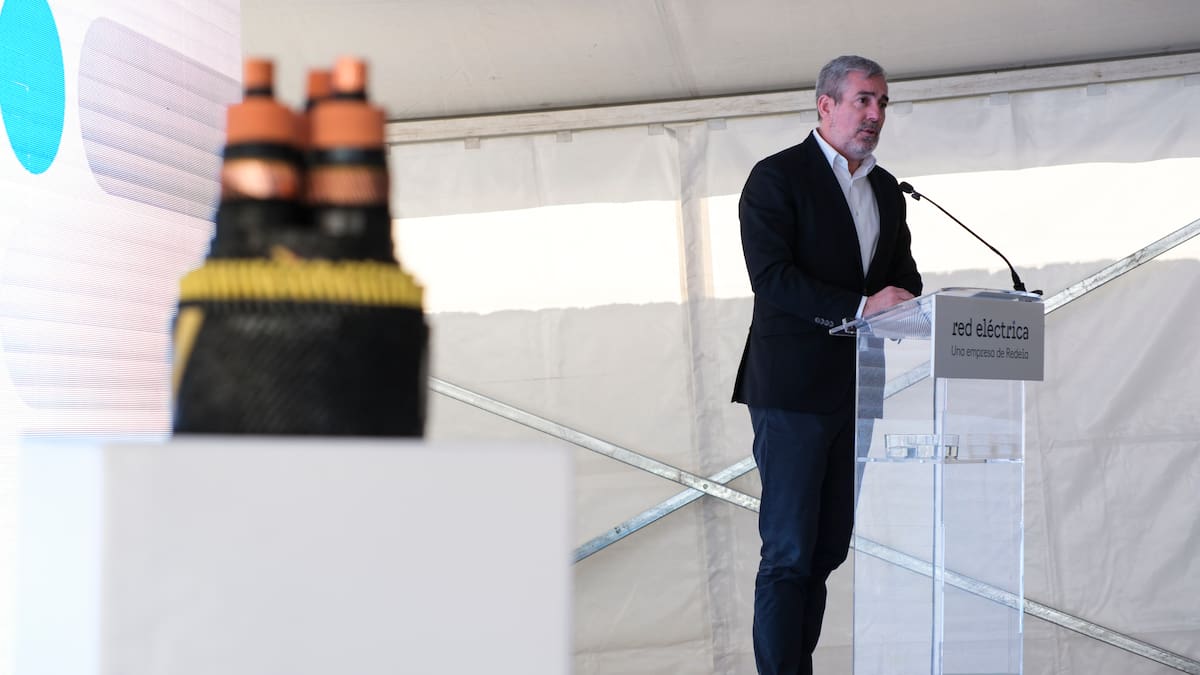 Sobre el cable entre Tenerife y La Gomera