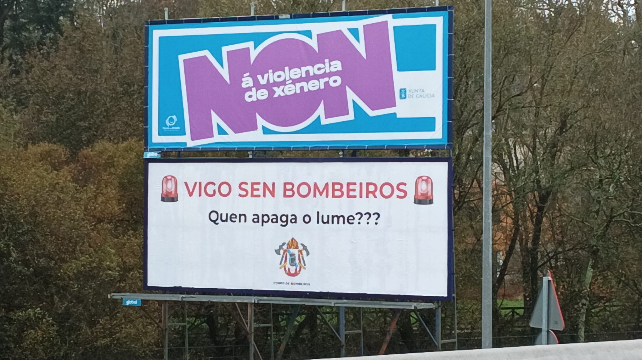 Valla publicitaria contratada por los bomberos de Vigo para denunciar la falta de personal, ubicada en el cinturón de la Avenida Arquitecto Palacios