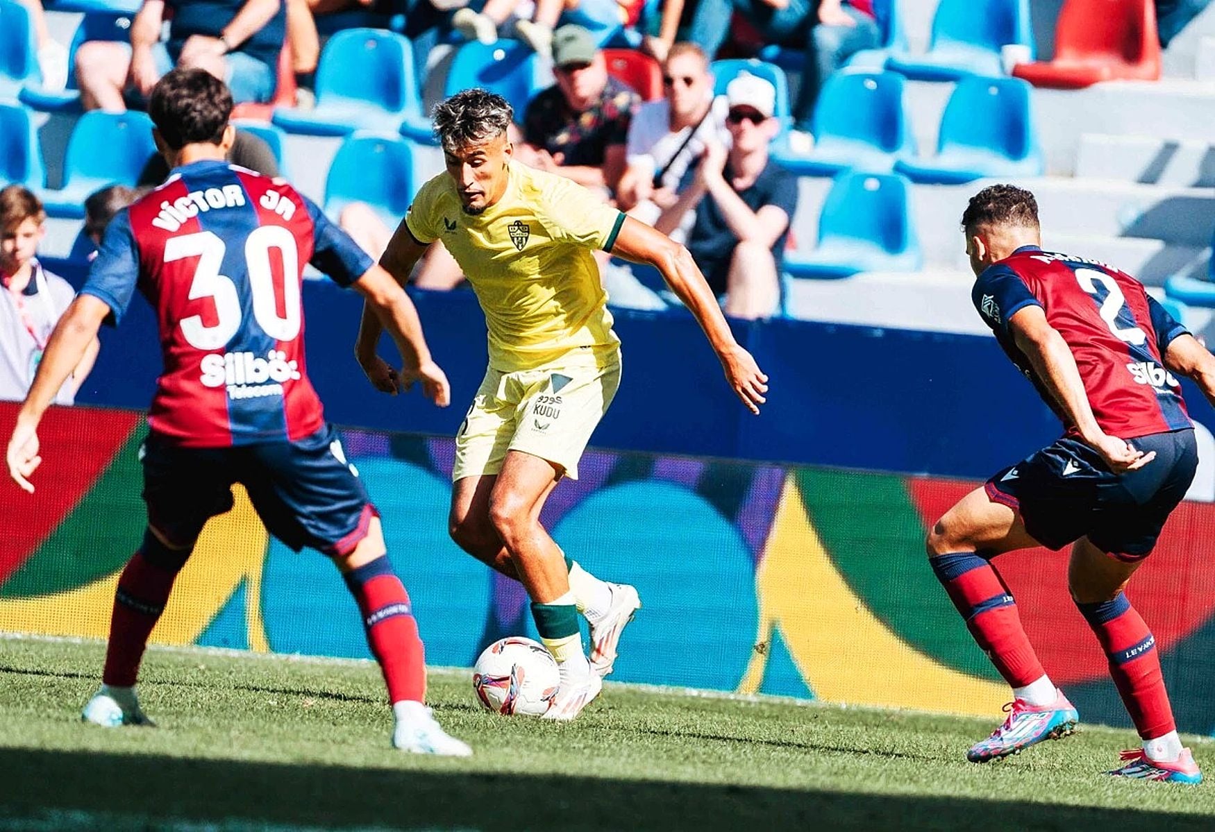 Rachad siempre aporta al equipo y se abre un hueco en el ataque.