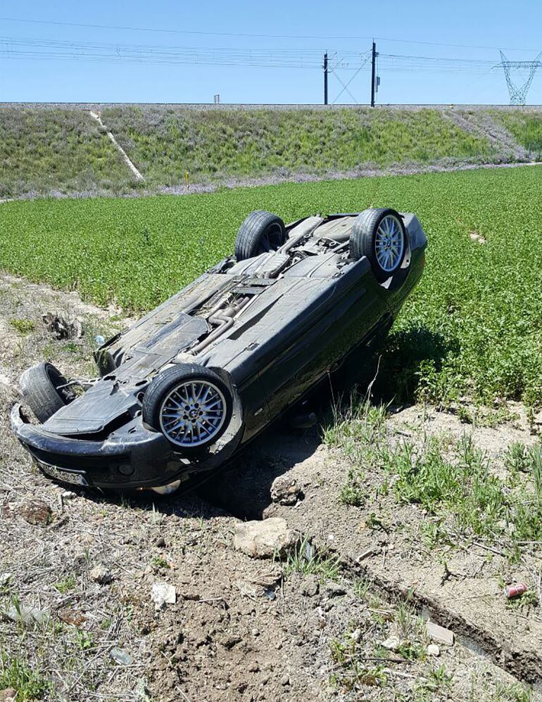 Imagen del coche volcado