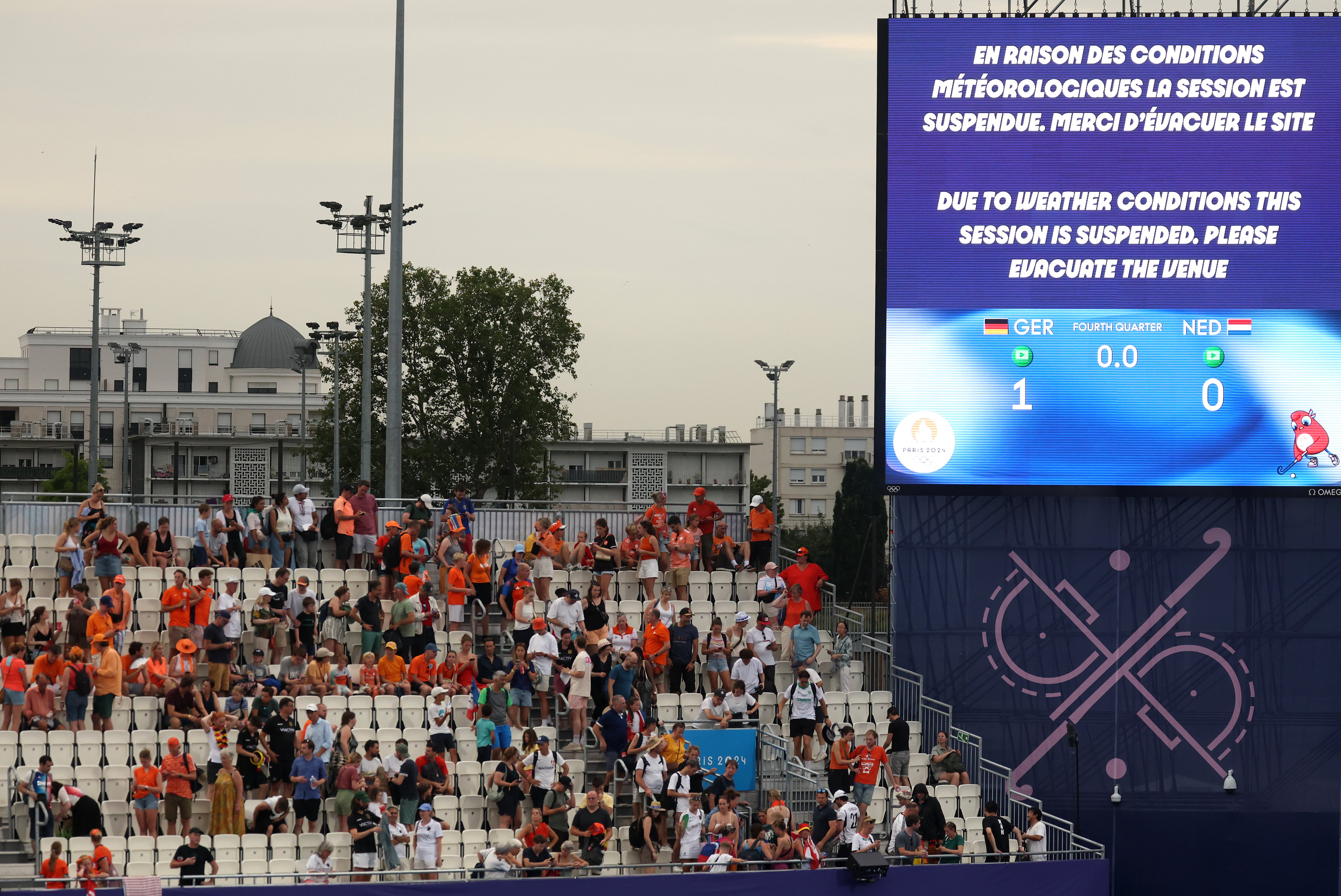 El aviso a los aficionados que estaban presentes en el estadio Yves Du Manoir. (Michael Reaves/Getty Images)