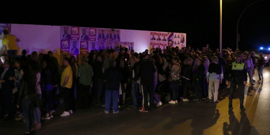 Pegada carteles en el Paseo de Linarejos.