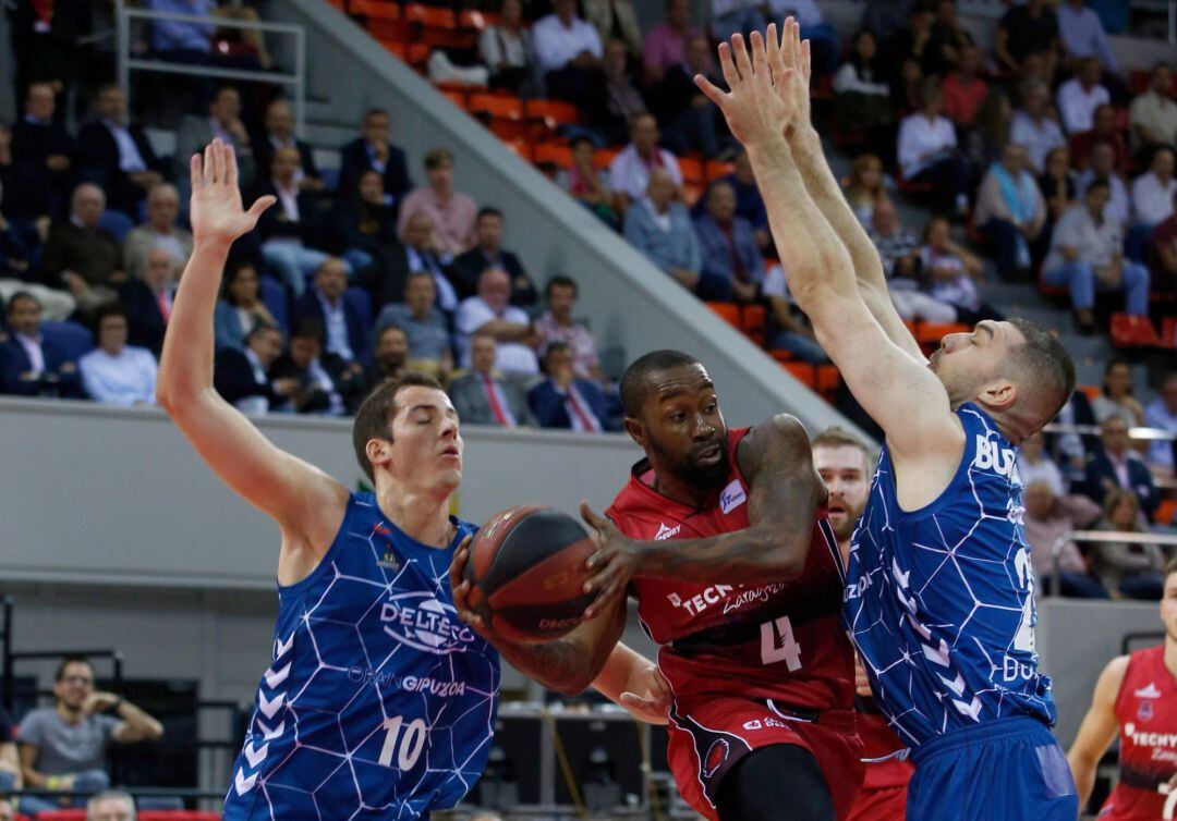 Miquel Salvó trata de defender una acción en Zaragoza