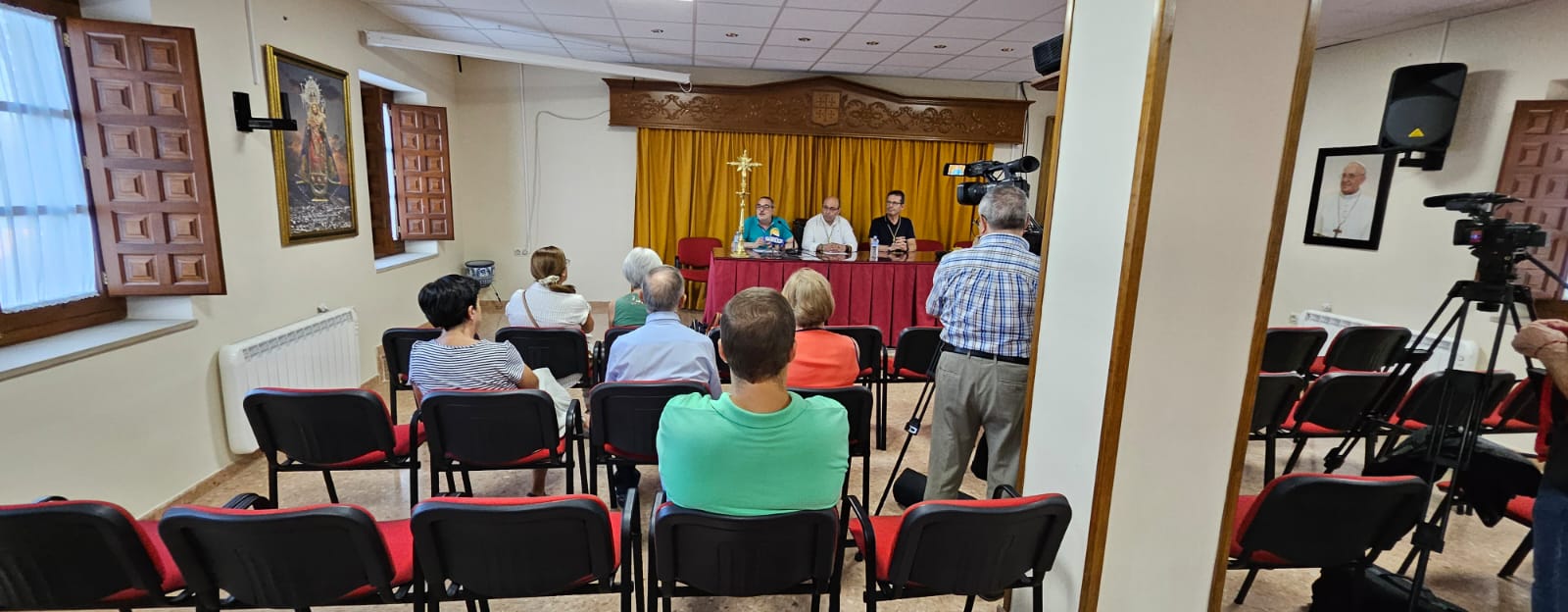 Momento de la conferencia de Ildefonso Alcalá Moreno ente el público asistente