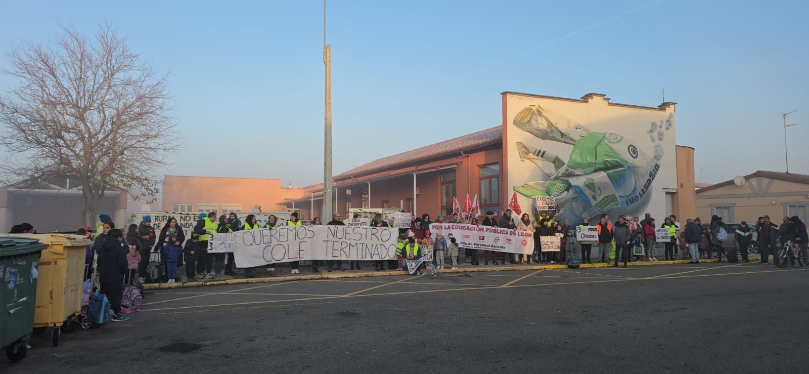 Protesta organizada por el Asociación de madres y padres frente al Colegio de Cembranos