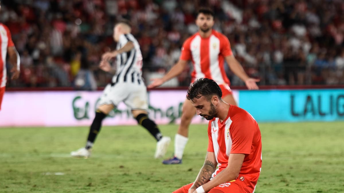 Un mes negro: el Almería repite la crisis