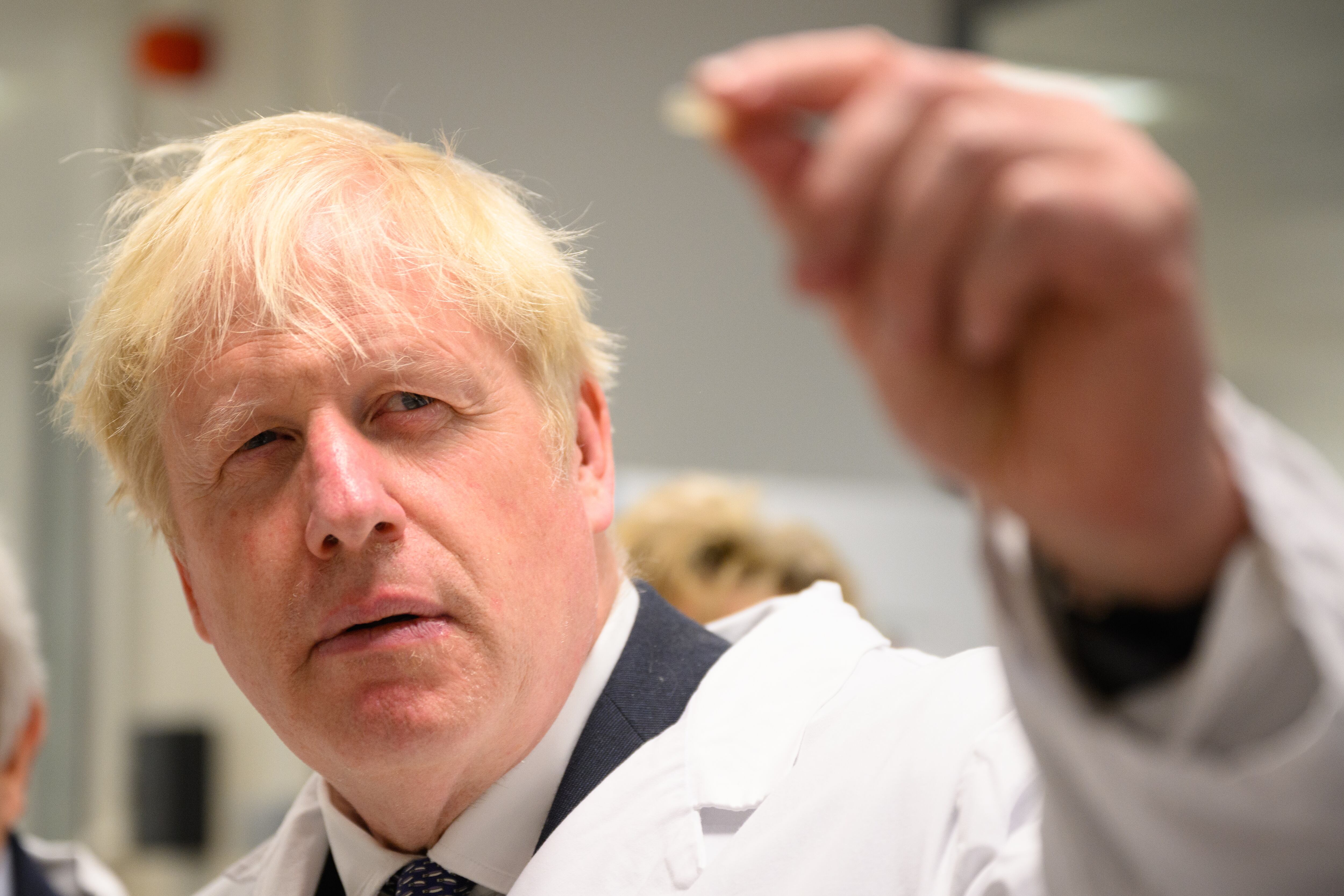 El aún primer ministro Boris Johnson, este 11 de julio  visitando unos laboratorios en Londres.