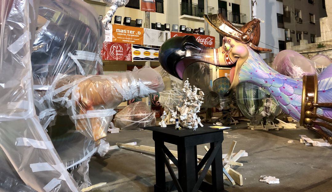 Falla de la Plaza del Pilar 2020 el día en que se suspendieron las Fallas