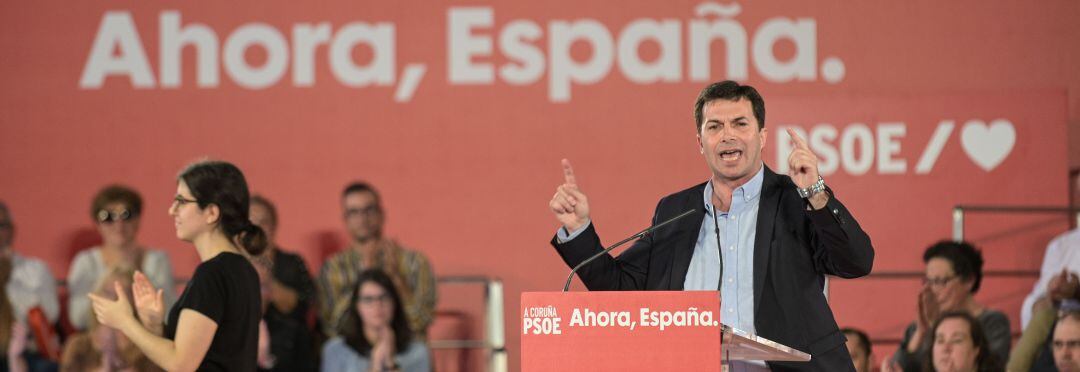 Gonzalo Caballero en un mitin del PSOE