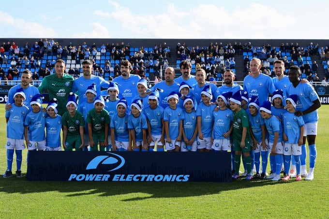 El once inicial con los niños de categorías inferiores