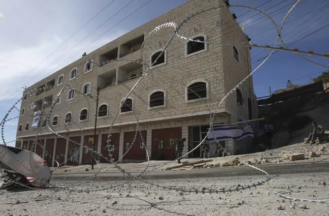 Los militares israelíes han respondido a las piedras con granadas de sonido, gases lacrimógenos y todo tipo de material antidisturbios. Dos palestinos y una reportera gráfica han resultado heridos de consideración en esta segunda jornada de violencia en la que finalmente, las fuerzas de seguridad palestinas también han intervenido para sellar el centro de la ciudad y evitar nuevos enfrentamientos.