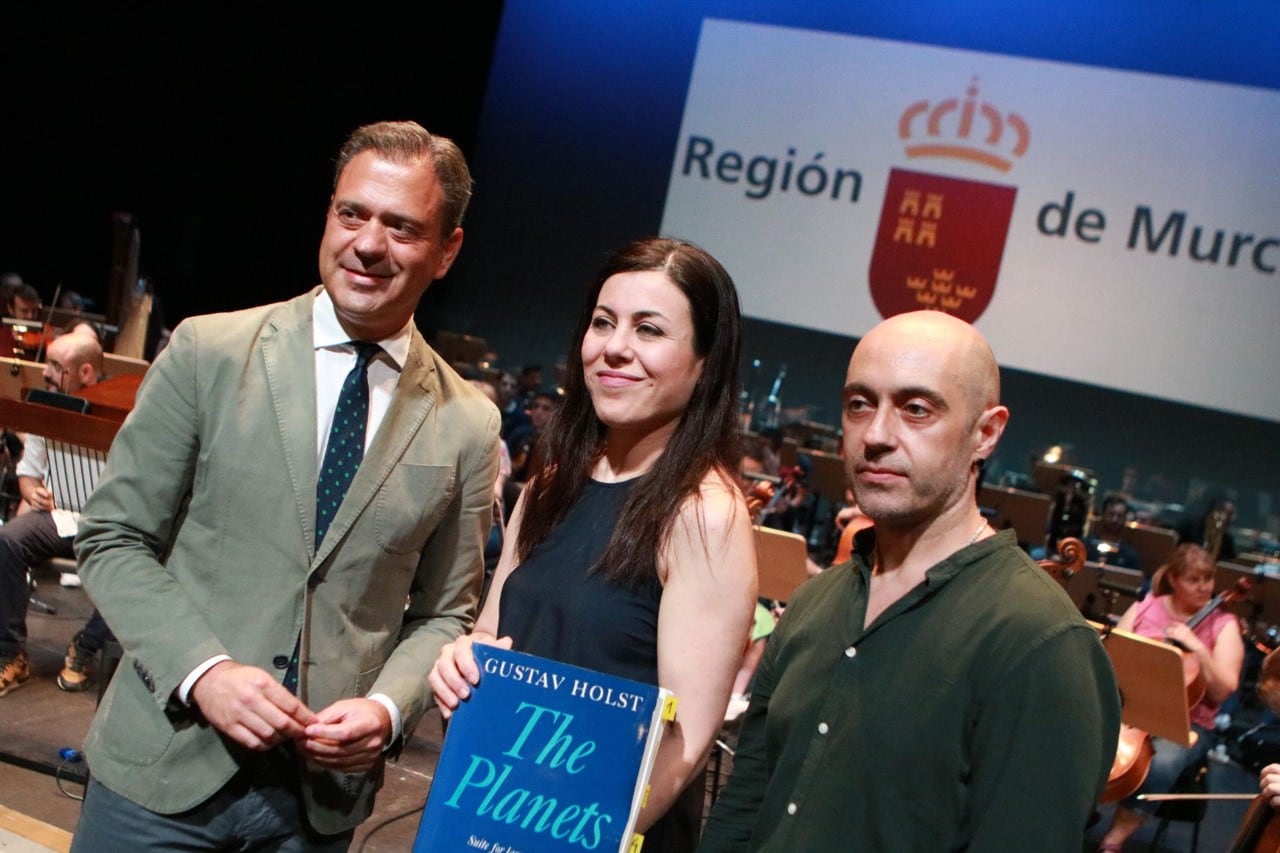 El consejero de Presidencia, Turismo, Cultura y Deportes, Marcos Ortuño, junto a  la directora de la OSRM y la OJRM, Virginia Martínez, el escenógrafo Paco Azorín