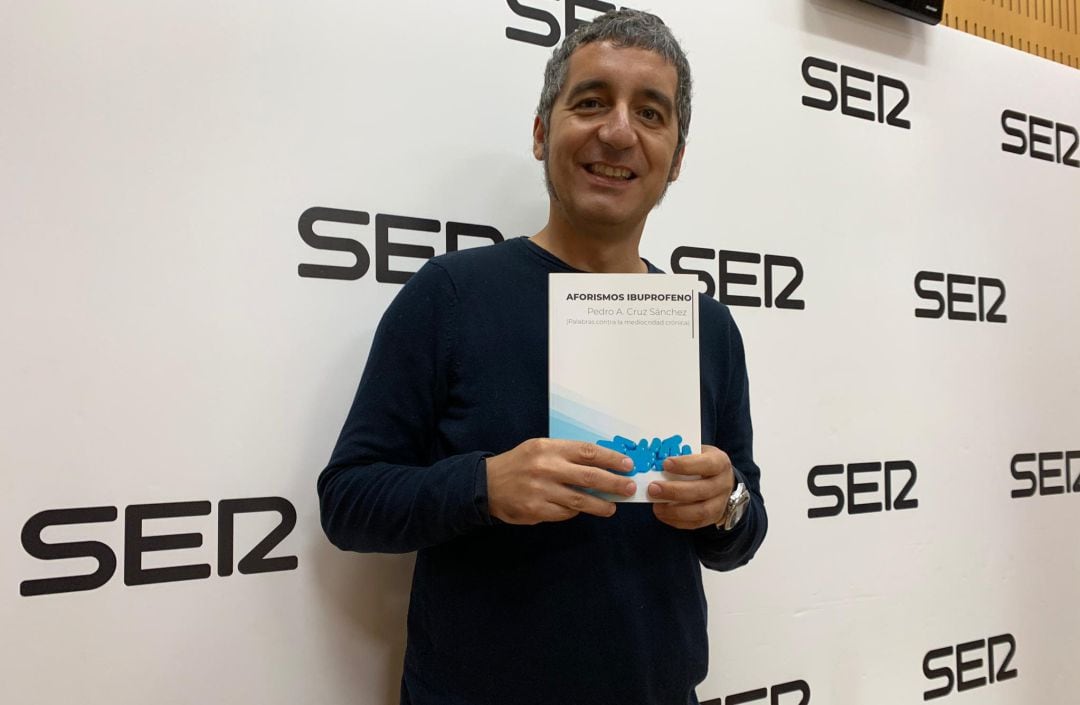 Pedro Alberto Cruz, autor de Aforismos Ibuprofeno (Palabras contra la mediocridad crónica), en los estudios de Radio Murcia.