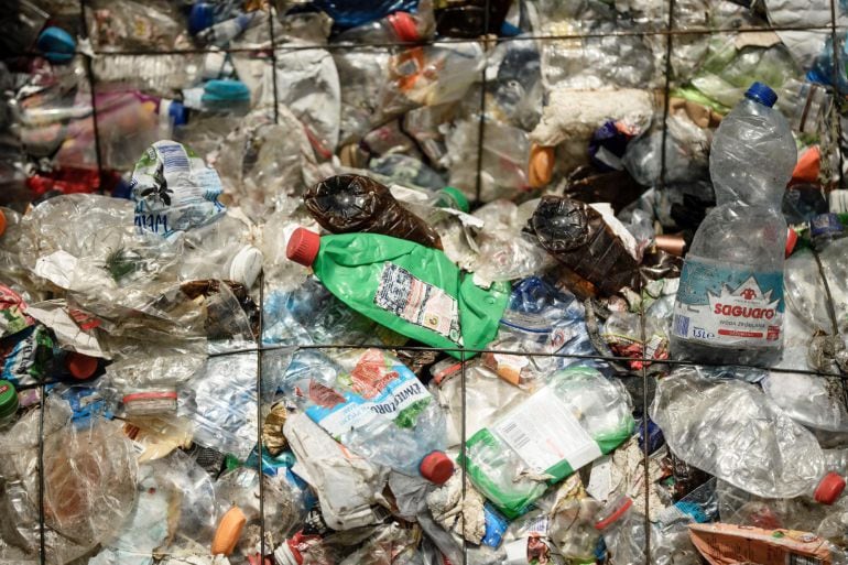 Plásticos apilados en una planta europea de reciclaje.