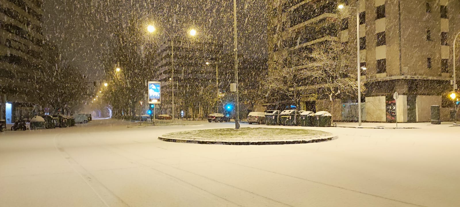 La mañana de Reyes se estrena con una nevada en Pamplona.