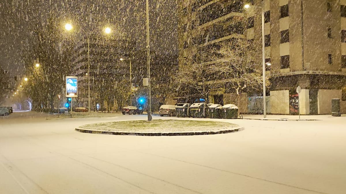 La nieve cuaja en Pamplona en la mañana de Reyes