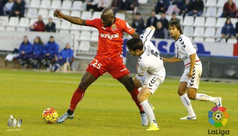Achille Emaná protegeix una pilota davant d'un jugador de l'Albacete.