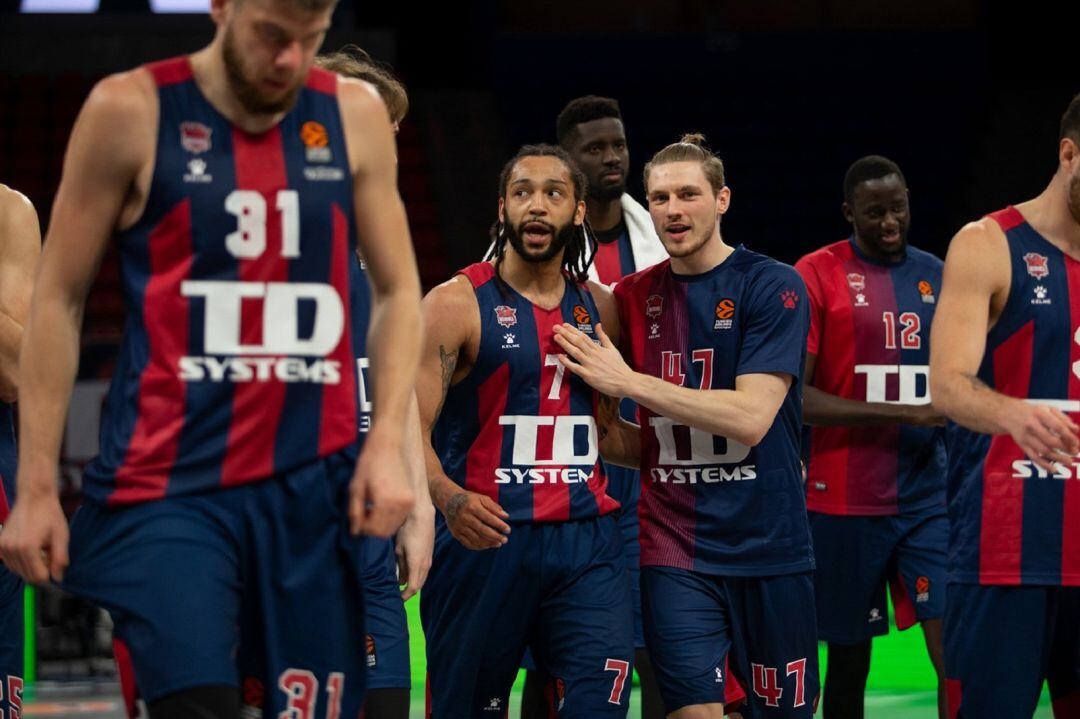 La plantilla del Baskonia celebra su última victoria en la Euroleague.