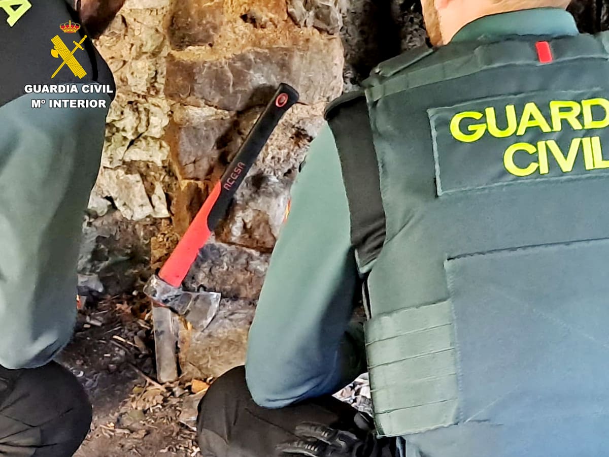 La Guardia Civil detiene a un hombre por amenazar con un hacha a unos jóvenes en un refugio de pescadores del rio Asón