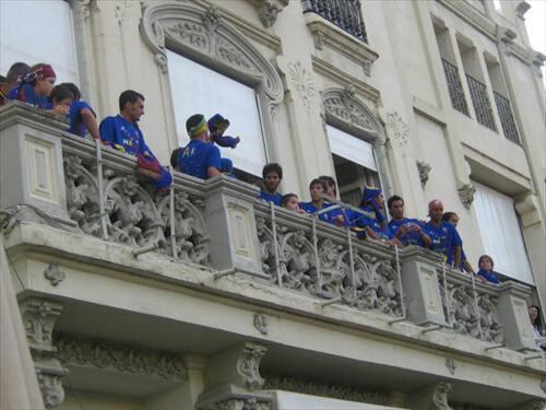 El Huesca celebrando el ascenso en Écija en el Casino con su afición