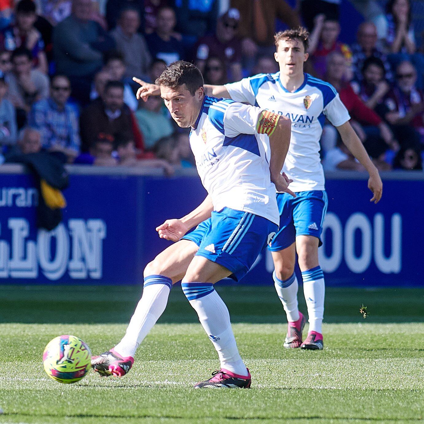 Zapater, en una acción del partido disputado en El Alcoraz