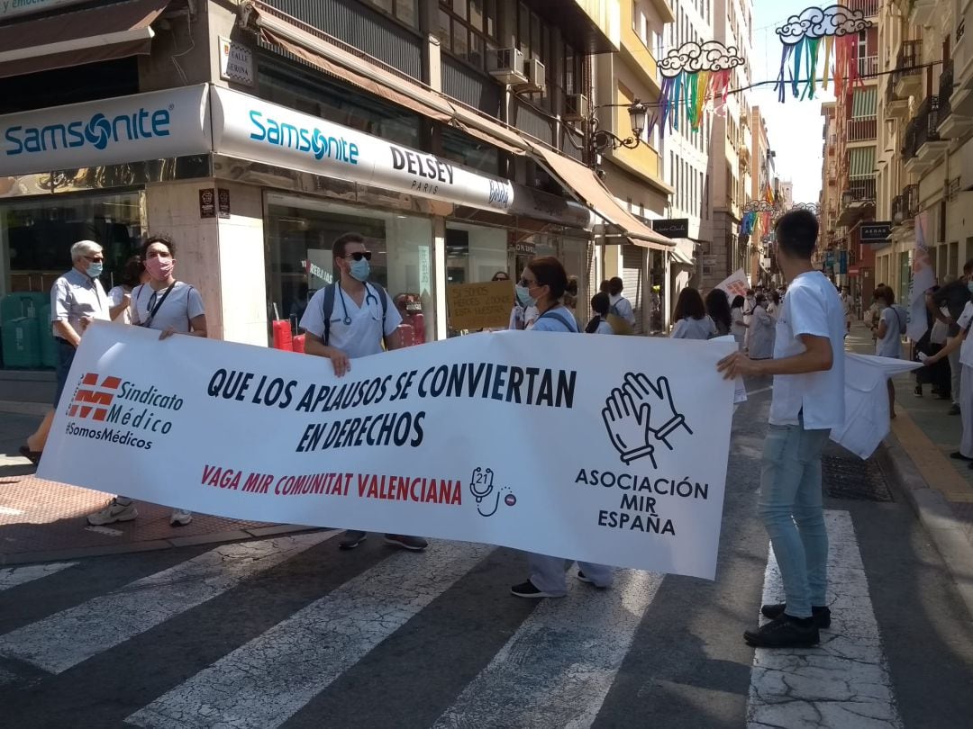 Un millar de médicos residentes de la provincia se han manifestado en Alicante en la primera jornada de huelga indefinida en la Comunitat.