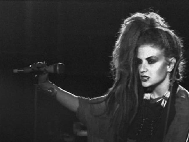 Alaska ya había estado con Kaka de Luxe, y Alaska y los Pegamoides y terminó con AlasKa y Dinarama, antes de llegar a ser Fangoria. Olvido Gara es una institución de La Movida