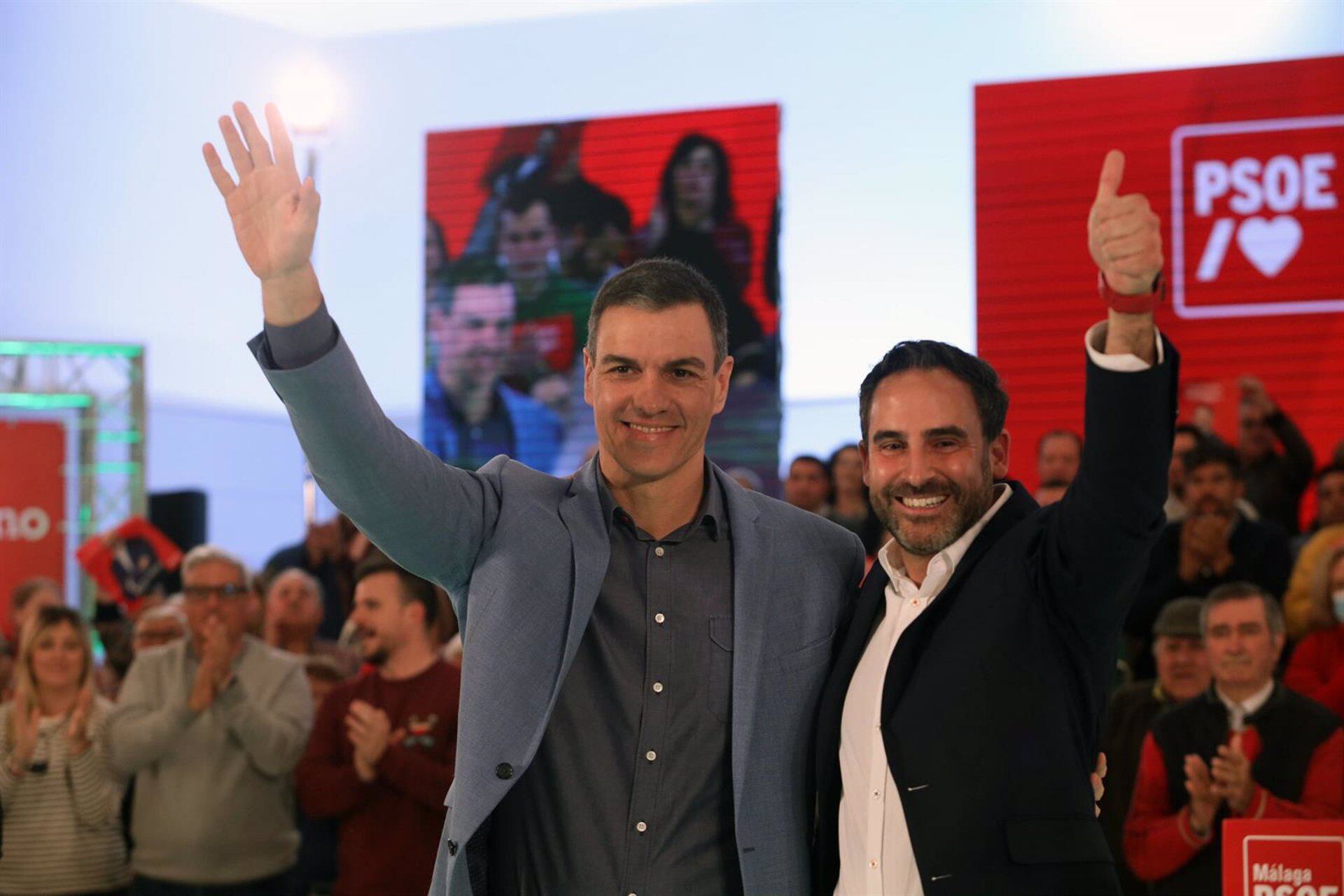 El presidente del Gobierno de España y secretario general del PSOE, Pedro Sánchez, (i) y el candidato del PSOE a la alcaldía de Málaga, Daniel Pérez, (d) saludan durante un acto en Málaga el 12 de febrero de 2023 (Foto de archivo)