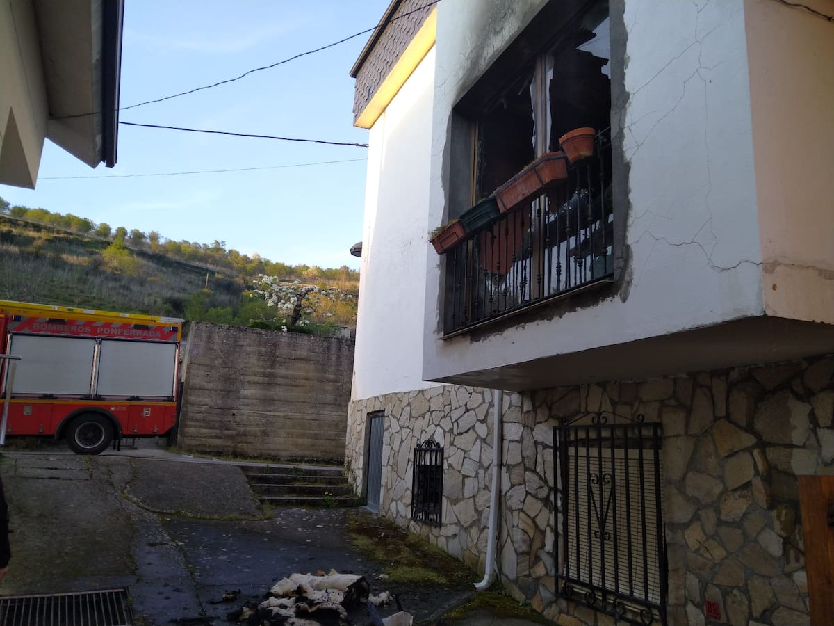 Extinguido un incendio en una vivienda de San Esteban de Valdueza en Ponferrada