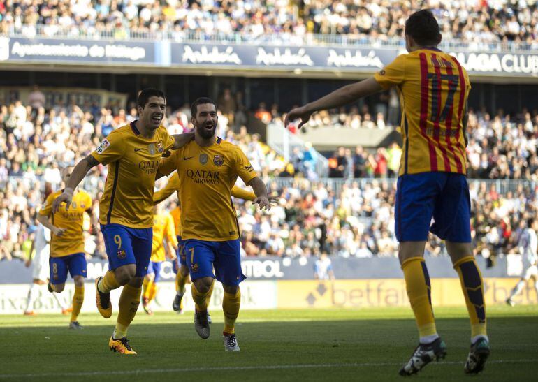 Munir celebra el gol con Luis Suárez y Arda Turan