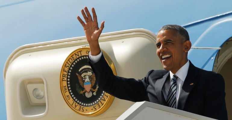 Obama saluda a la llegada del Air Force One a la base de Rota