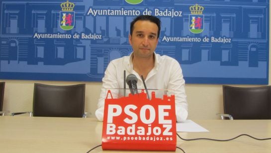 Ricardo Cabezas, portavoz socialista, durante su comparecencia de prensa