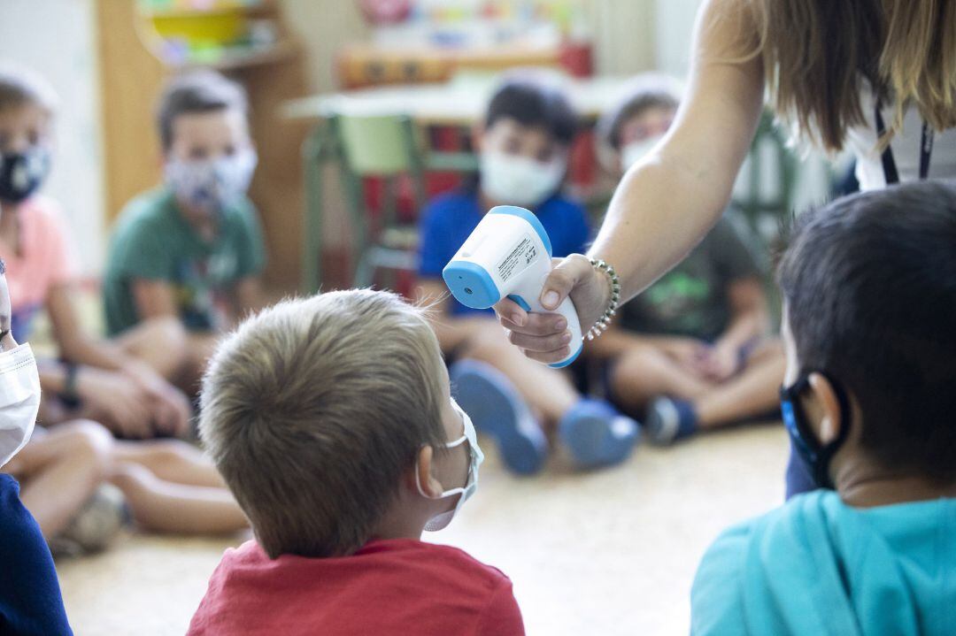 Toma de temperatura a los alumnos de un aula en Educación Primaria