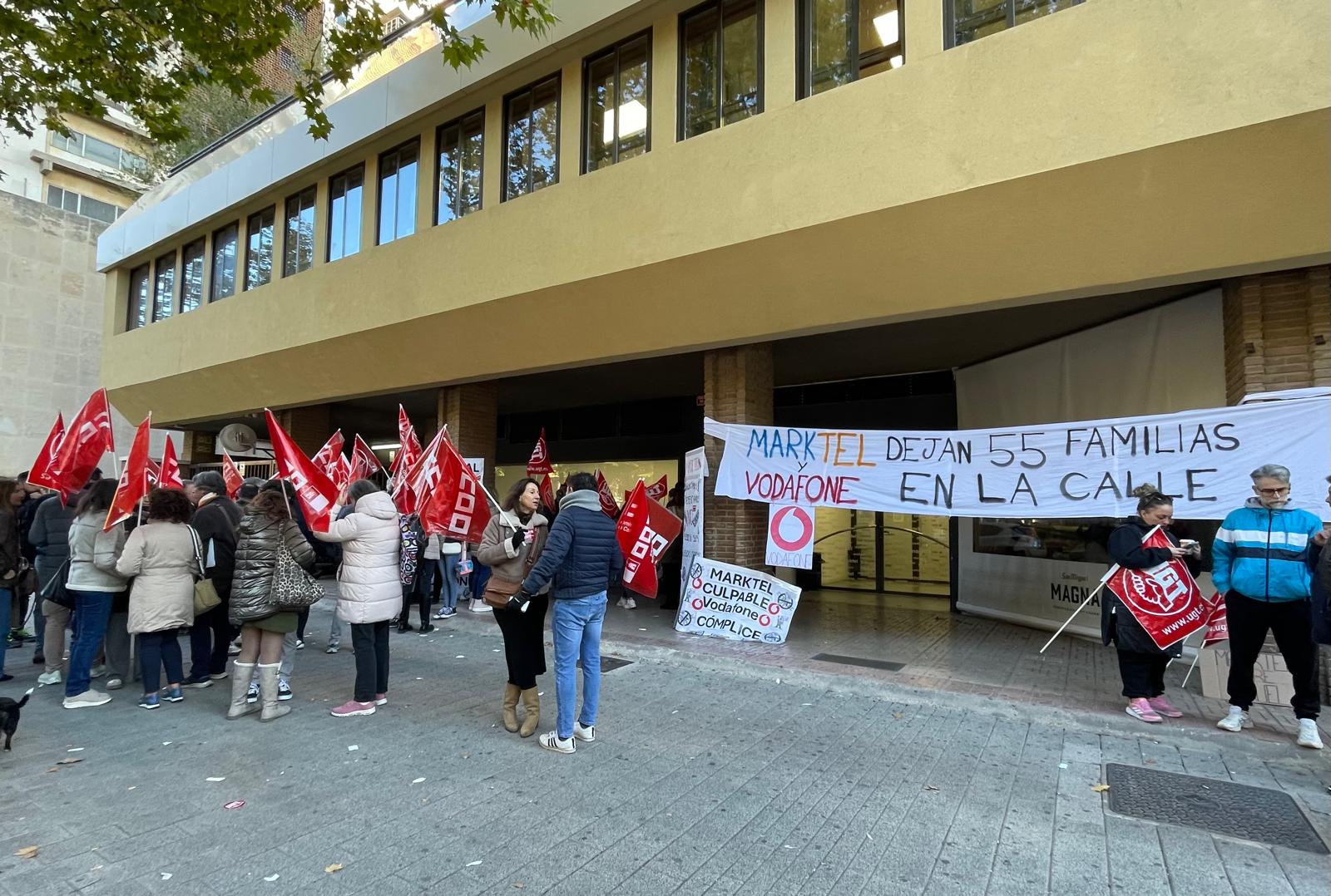 El personal de Marktel Albacete se concentra en su centro para pedir que se anule el ERE que despedirá a 55 empleados. ALBACETE 20 Nov.