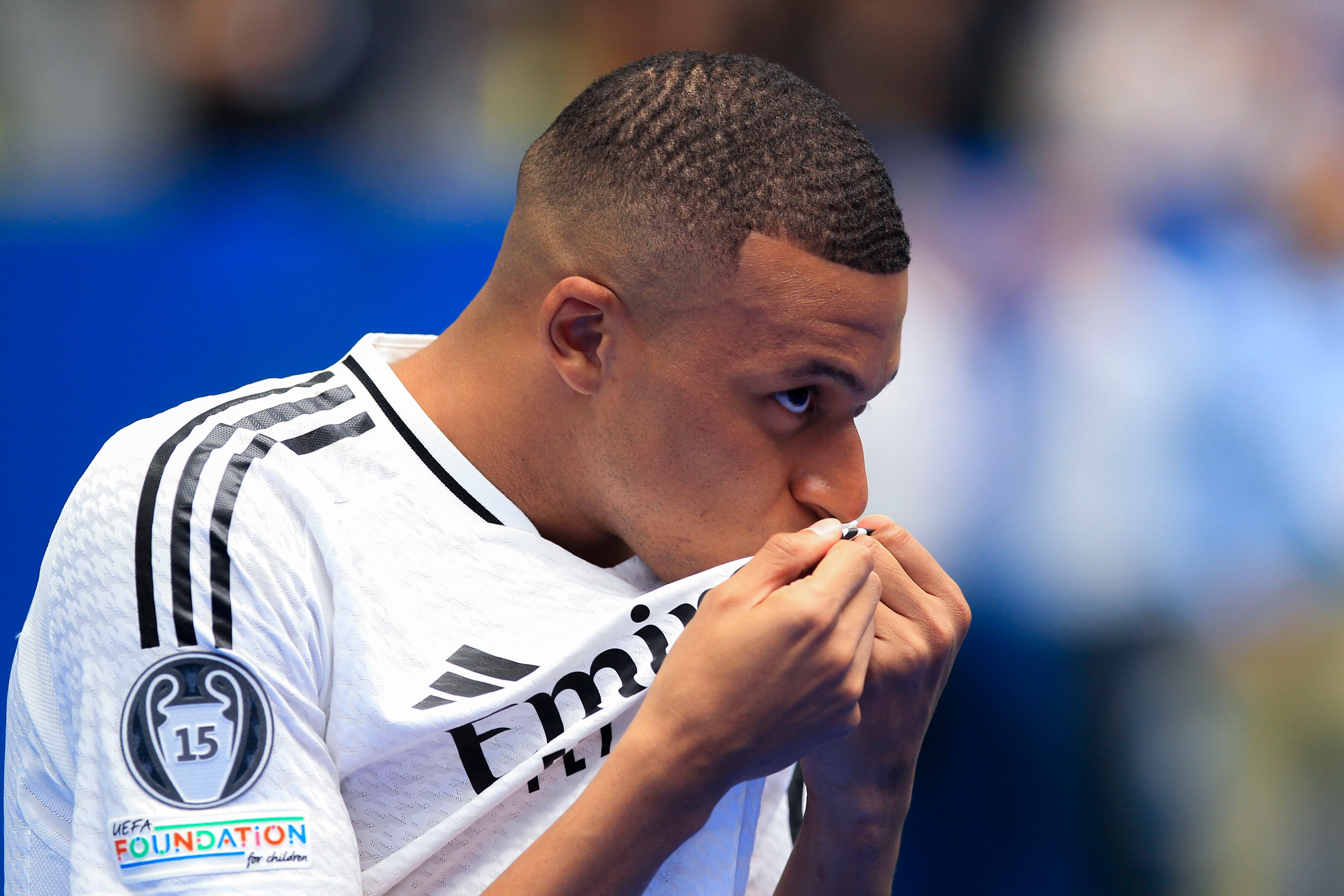 El francés Kylian Mbappé besa el escudo del Real Madrid