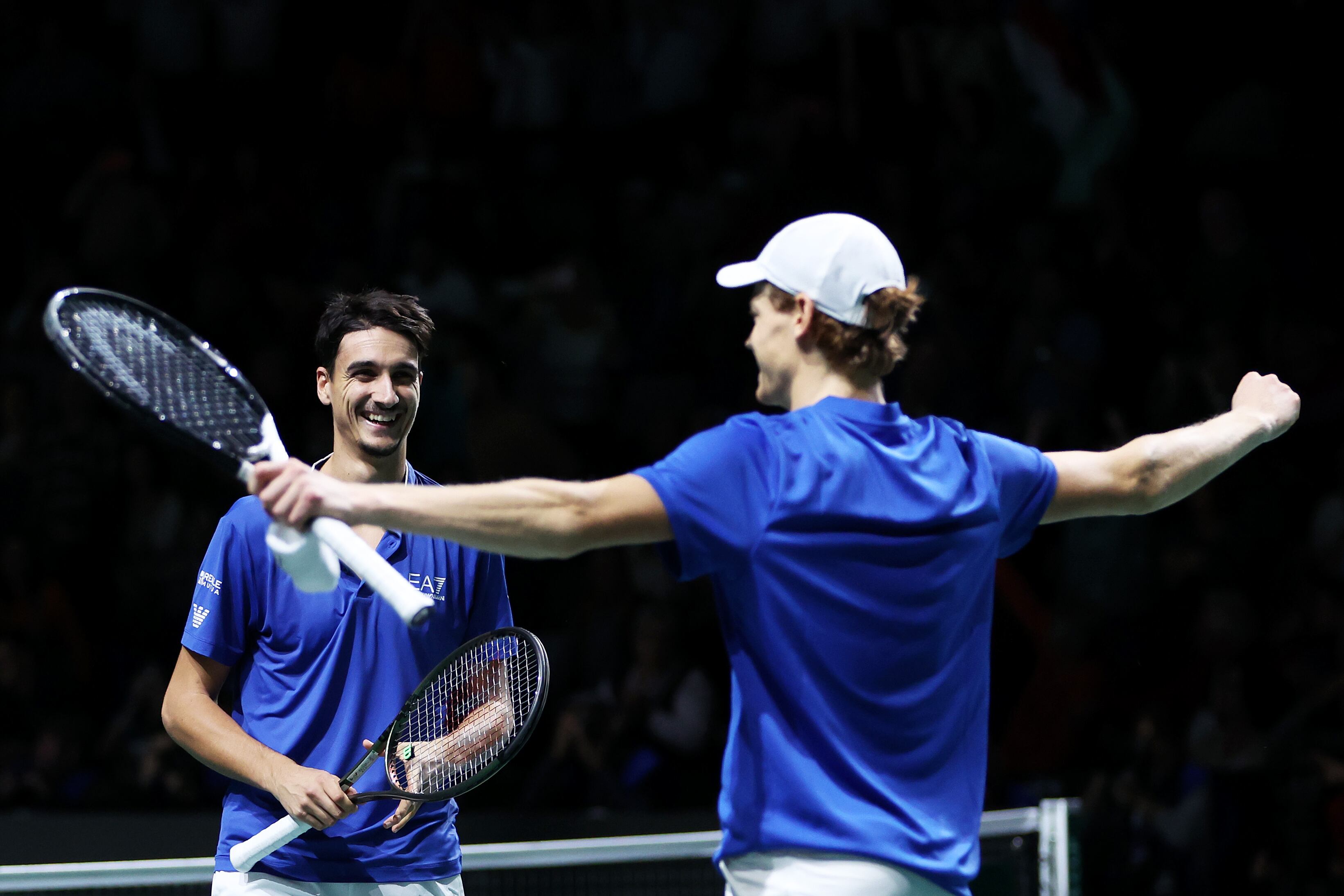 Jannik Sinner y Lorenzo Sonego celebran el pase de Italia a la final de la Copa Davis tras vencer a la Serbia de Djokovic. (Photo by Clive Brunskill/Getty Images for ITF)