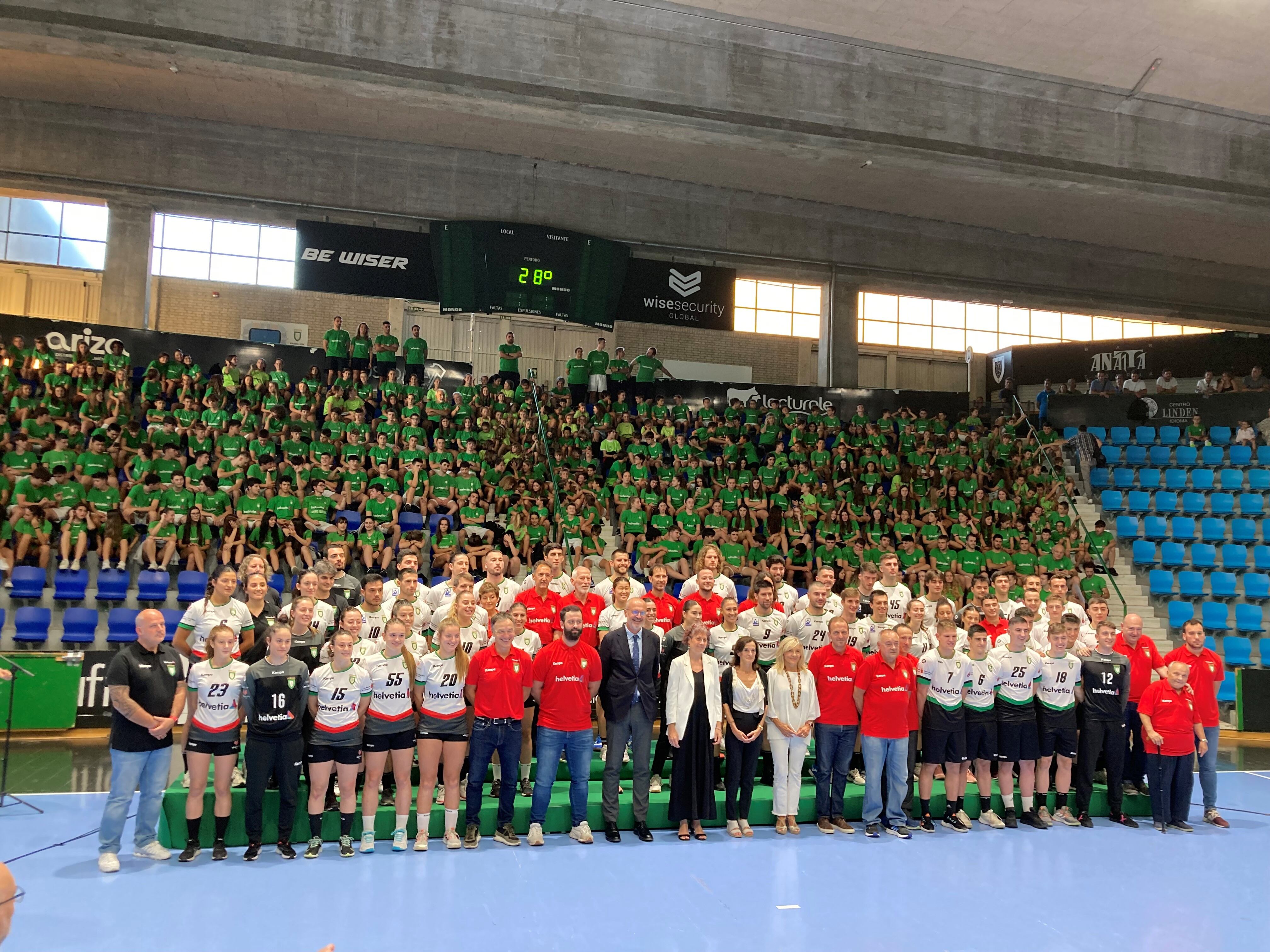 El Helvetia Anaitasuna presenta la plantilla para su 12ª temporada en la Liga Asobal, la élite del balonmano nacional