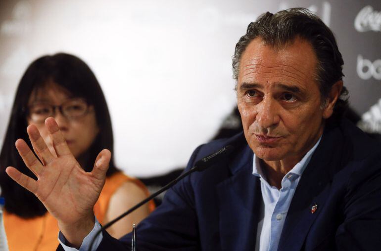 El técnico italiano Cesare Prandelli, junto a la presidenta del Valencia, Lay Hoon, durante su presentación hoy como nuevo entrenador del club. 