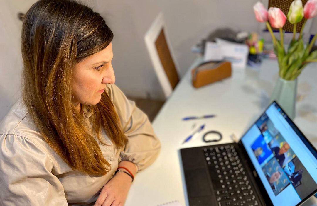 Irene García trabajando en su domicilio