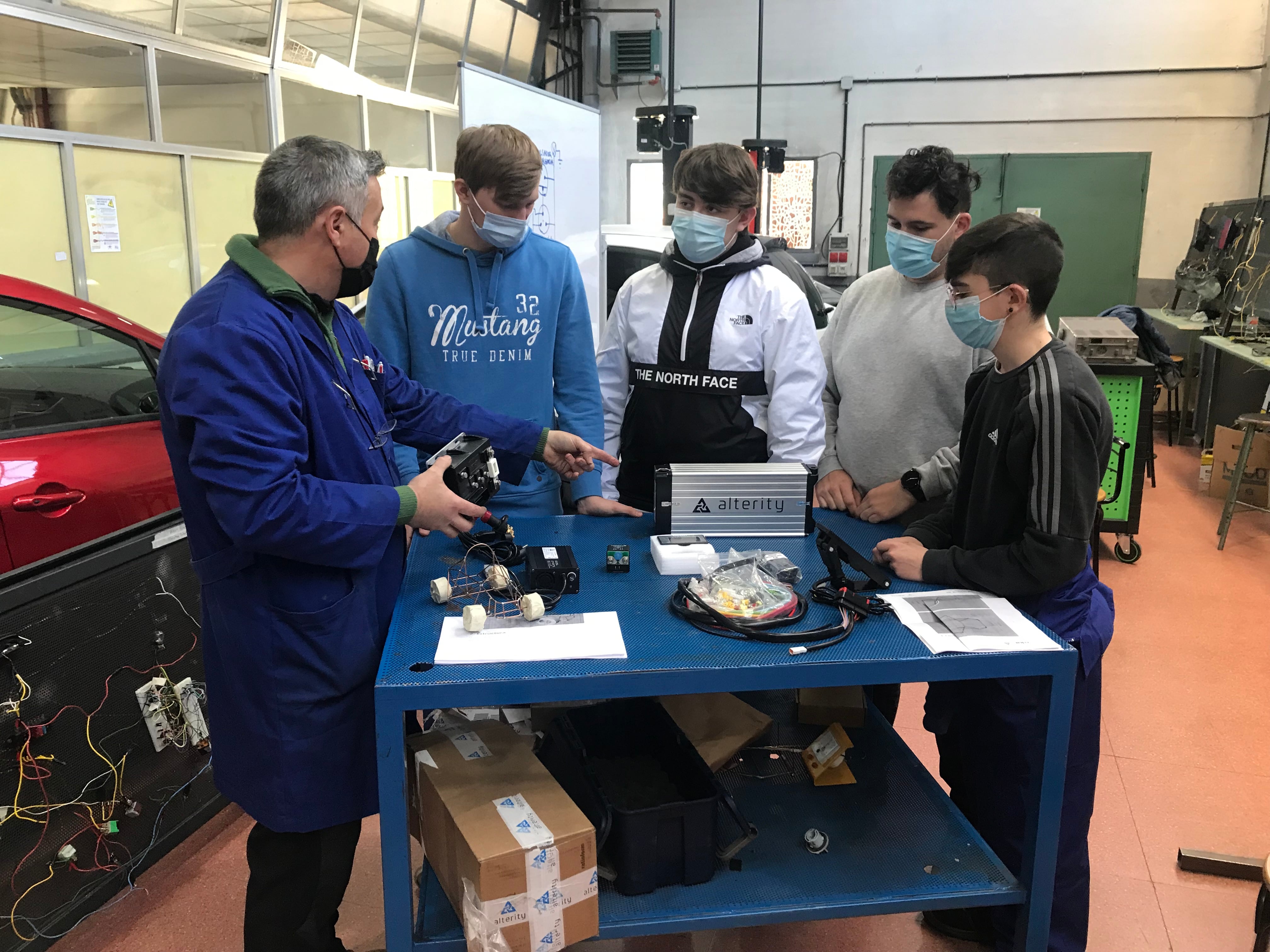 El profesor César Hernández junto a los alumnos Stephan, Adrián, Carlos y Alejandro.