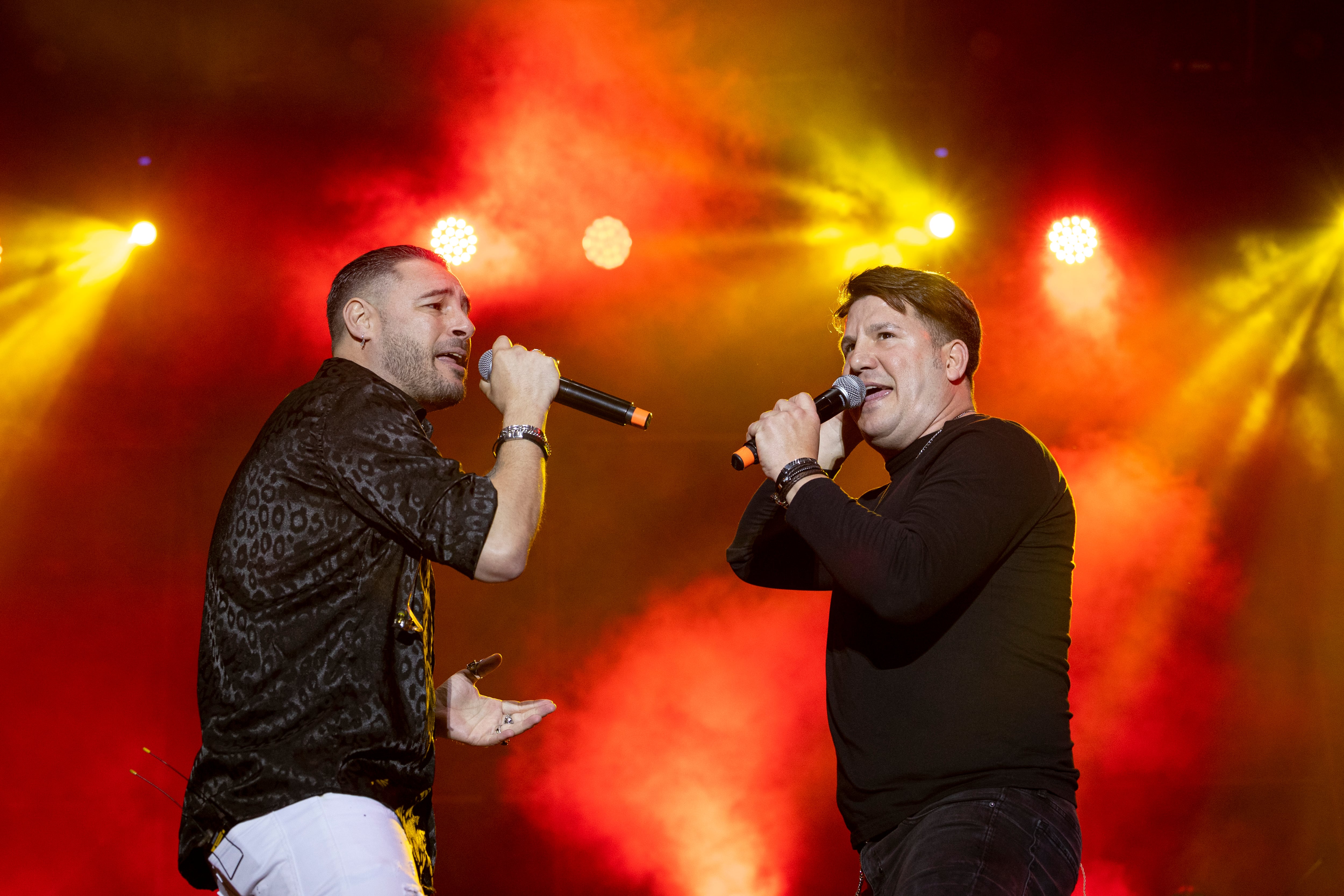 Los cantantes Andy y Lucas durante el concierto ofrecido en la Fiesta de la Resurrección, organizado por la Asociación Católica de Propagandistas, celebrado en la plaza de Cibeles, en Madrid.