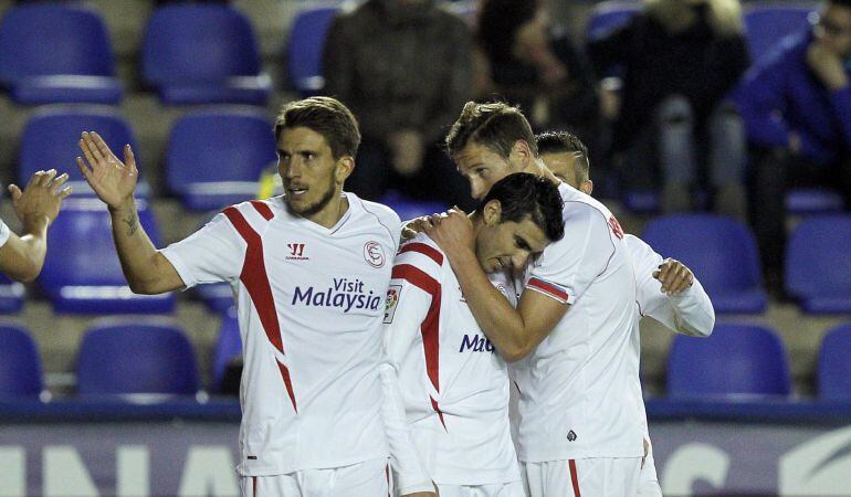 GRA403. VALENCIA, 07/04/2015. El delantero del Sevilla FC, José Antonio Reyes (c), celebra con sus compañeros el segundo gol del equipo sevillista, durante el encuentro correspondiente a la jornada 30 de primera división, que disputan esta noche frente al Levante en el estadio Ciutat de Valencia. EFE/Manuel Bruque.