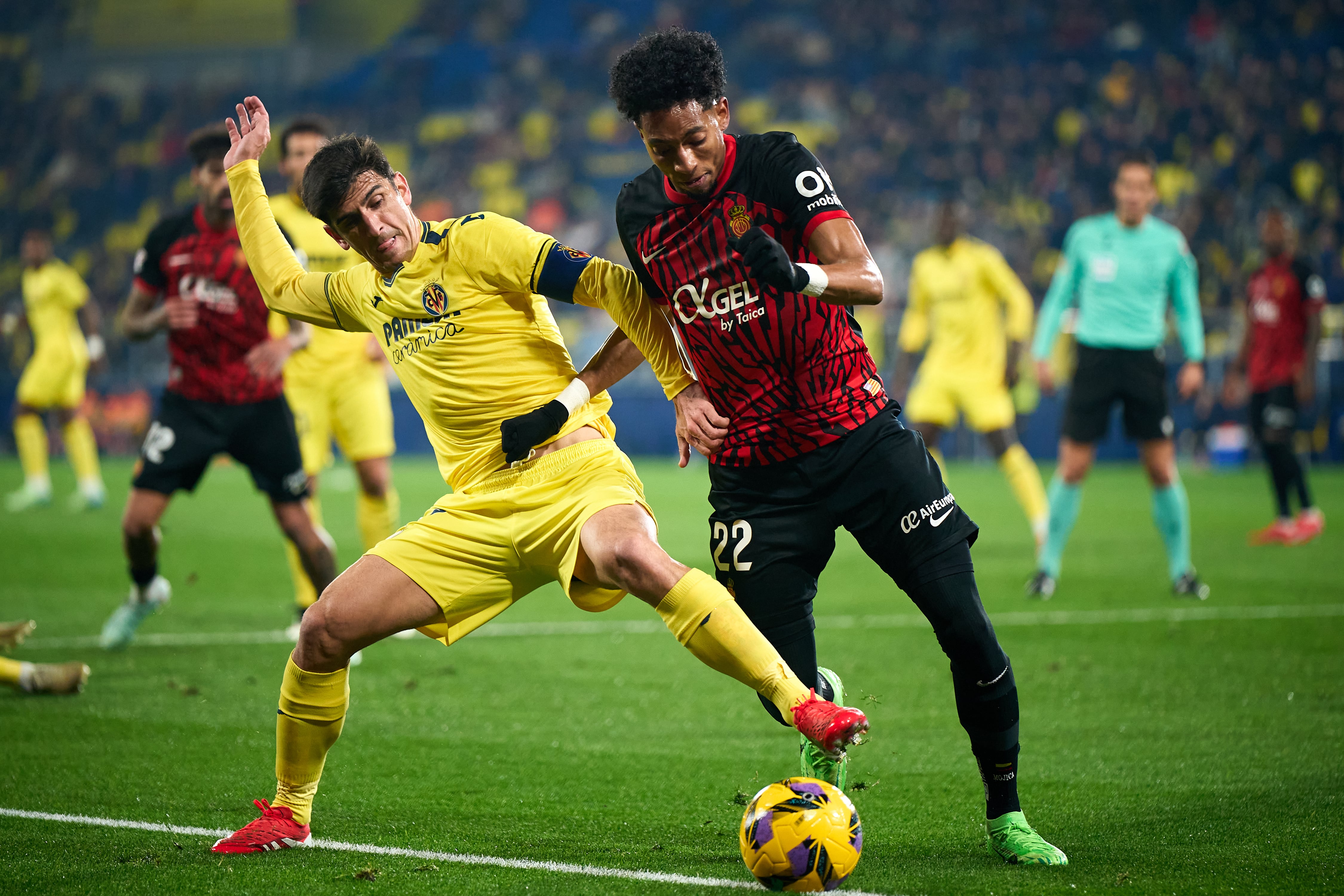 VILLARREAL, SPAIN - JANUARY 20: Gerard Moreno of Villarreal CF competes for the ball with Johan Mojica of RCD Mallorca during the LaLiga match between Villarreal CF and RCD Mallorca at Estadio de la Ceramica on January 20, 2025 in Villarreal, Spain. (Photo by Quality Sport Images/Getty Images)