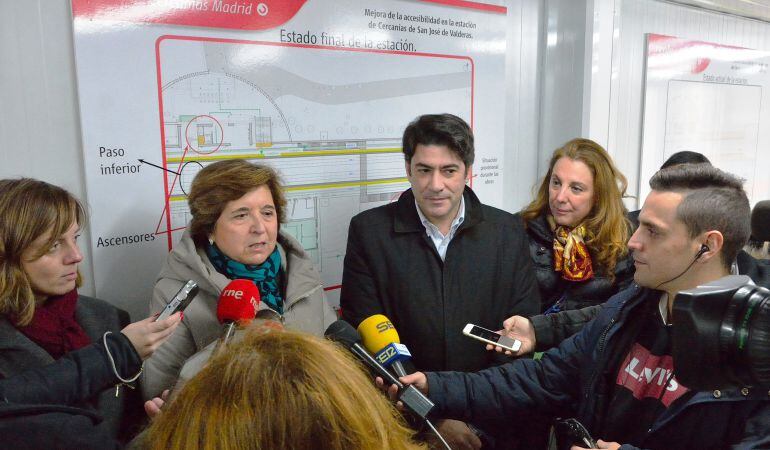 La directora de Cercanías Madrid, Magdalena Bodelón y el alcalde de Alcorcón, David Pérez, supervisando las obras de mejora de la accesibilidad en la estación de Renfe de San José de Valderas